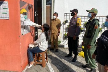Belasan pekerja migran asal Kediri jalani isolasi sebelum diizinkan pulang