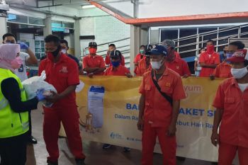 ASDP salurkan bantuan ribuan paket sembako di tujuh pelabuhan utama