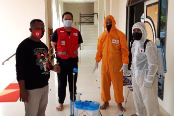 Sejumlah masjid di Bone Bolango disemprot disinfektan jelang Idul Fitri