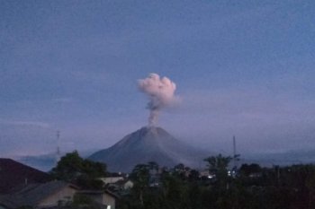 Gunung Sinabung dua kali muntahkan abu vulkanik setinggi 1.000 meter