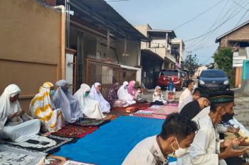 Warga Bandarlampung laksanakan Shalat Id dengan tetap prokes