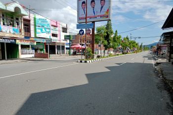 Hari pertama Lebaran, situasi jalanan Kota Lubuk Sikaping Pasaman sepi