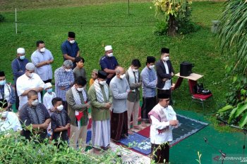 Baswedan performs Eid al-Fitr prayer at home under COVID-19 protocols