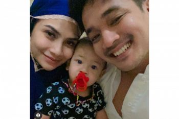 Vanessa Angel beri mukena kepada binaan di Pondok Bambu rayakan Lebaran