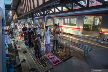 Shalat Idul Fitri di Stasiun Kereta Api