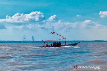 Naik perahu dari "watu-watu"