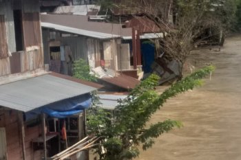 Air Sungai Deli Medan  meluap hingga dua meter