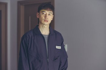 Lee Jee-hoon terlihat intimidatif di lokasi syuting
