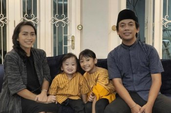 Rian Ekky "D'Masiv" ceritakan stok kue kering Lebaran aman berkat hampers