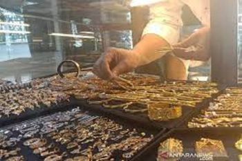 Harga emas melonjak, ditopang pelemahan dolar dan imbal hasil obligasi AS