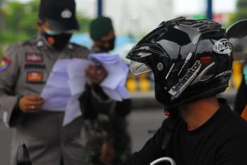 Puluhan kendaraan bermotor diberhentikan di pos pemeriksaan