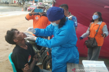 Dinkes Kendari lakukan uji usap antigen warga yang melintas di perbatasan kota