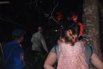 Satu keluarga terjebak di kebun akibat sungai meluap
