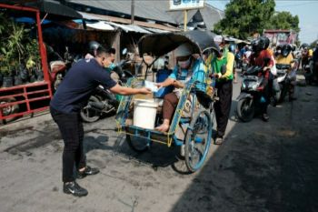 Semen Gresik bagikan masker dan APD dukung Rembang bebas COVID-19