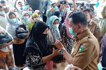 Bupati Pessel serahkan 1.100 paket sembako ke korban banjir