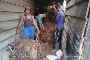 Hujan deras sebabkan bukit longsor dan timpa dua rumah warga, tidak ada korban jiwa