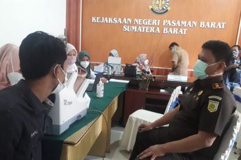 Cegah penyebaran COVID-19, pegawai Kejari Pasaman Barat lakukan vaksinasi tahap pertama