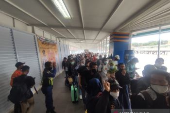 Antrean panjang tes COVID-19 di pelabuhan Kepri