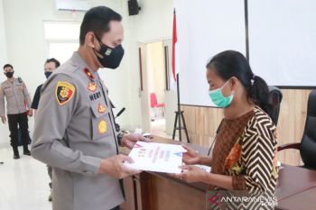 Waka Polda Sulteng  serahkan santunan kemanusiaan korban teroris Poso
