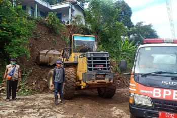Tanggul sungai jebol dan tanah longsor di Kudus akibat hujan deras