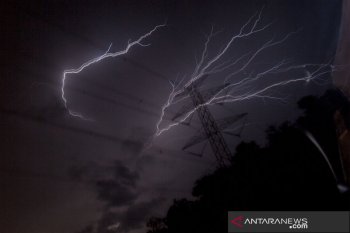 Sejumlah provinsi berpotensi  hujan disertai kilat dan angin kencang