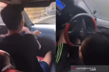 Pengemudi asyik nyetir sambil joget TikTok, mobil ini jatuh ke empang