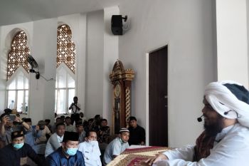 Ustadz Derry Sulaiman tausiyah di Masjid Terapung Samudera Ilahi Painan