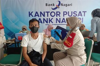 Yakinkan nasabah nyaman dan percaya diri bertransaksi, Bank Nagari vaksinasi karyawannya
