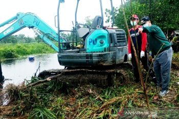 Puluhan pegawai dikerahkan membersihkan sungai cegah banjir di Sampit
