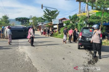 Di Kolaka Utara, Toyota Fortuner terbalik ditabrak Avanza