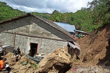 Dua rumah tertimpa longsor di Kabupaten Sinjai
