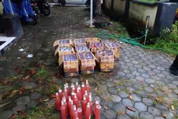 Jual miras ilegal di Pantai Selong Belanak, dua warung digrebek polisi