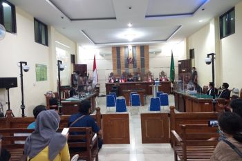 Hakim tunda sidang mantan Bupati Lampung Tengah