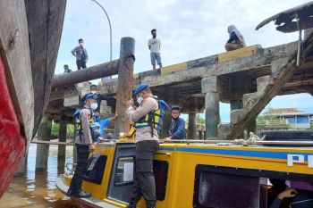 Polisi cegat pengangkut belasan penumpang keluar Tanjung Samak