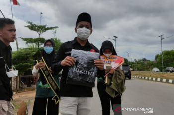 Warga Tanjungpinang bahagia dapat kaos Presiden Joko Widodo