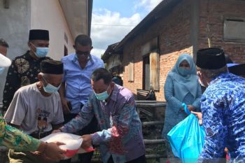 Keluarga korban meninggal tersengat listrik dan kebakaran di Sutera dikunjungi dan dibantu Bupati Pessel