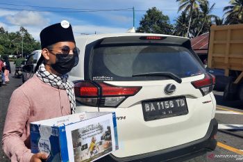 Siswa di Pariaman galang dana dari pengendara bantu warga Palestina
