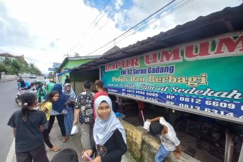 Warga Surau Gadang Bukittinggi bagikan 300 nasi bungkus tiap Jumat