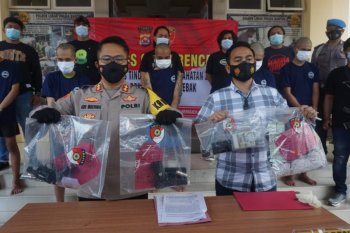 Polisi bekuk lima orang tersangka begal sopir taksi online