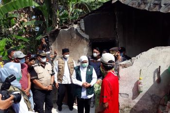 Gubernur Khofifah tinjau rumah rusak akibat gempa di Blitar