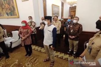 Sandal Sandiaga Uno produk UMKM Lamongan