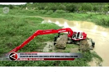 Atasi pendangkalan sungai dengan excavator amfibi buatan anak negeri