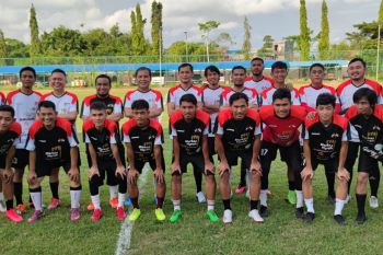 Wali Kota Makassar bersama pemain PSM meriahkan laga amal Palestina