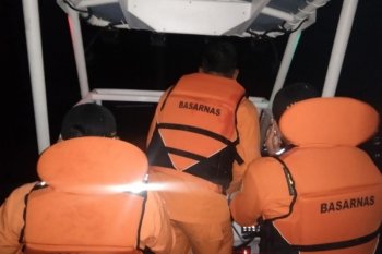 Tim SAR evakuasi delapan awak kapal tenggelam