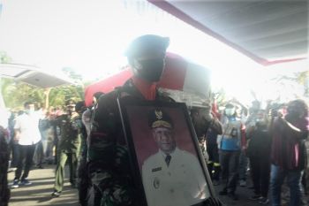Isak tangis warga Timika sambut jenazah Klemen Tinal