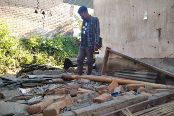 Rumah terduga pemerkosa anak kandung di Lombok Tengah dirusak warga
