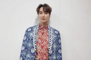 Leetuk dan Yesung Suju pamer batik rancangan Ridwan Kamil