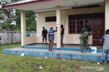 Satgas TNI renovasi Balai Kampung Narayo di Mimika
