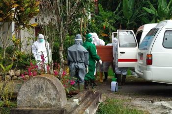 RSAM Bukittinggi selenggarakan empat jenazah pasien COVID-19 dari Senin sore hingga Selasa pagi ini