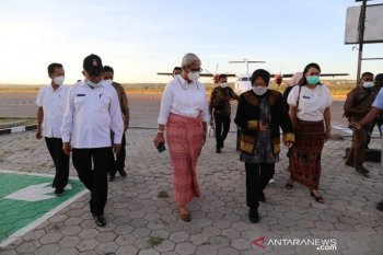 Menteri Sosial Tri Rismaharini salurkan bantuan bagi korban bencana alam di NTT
